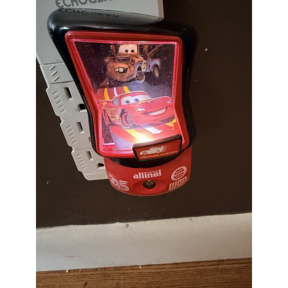 Disney Pixar Cars 2012 Lightning McQueen Night Light Energizer Auto On/Off LED